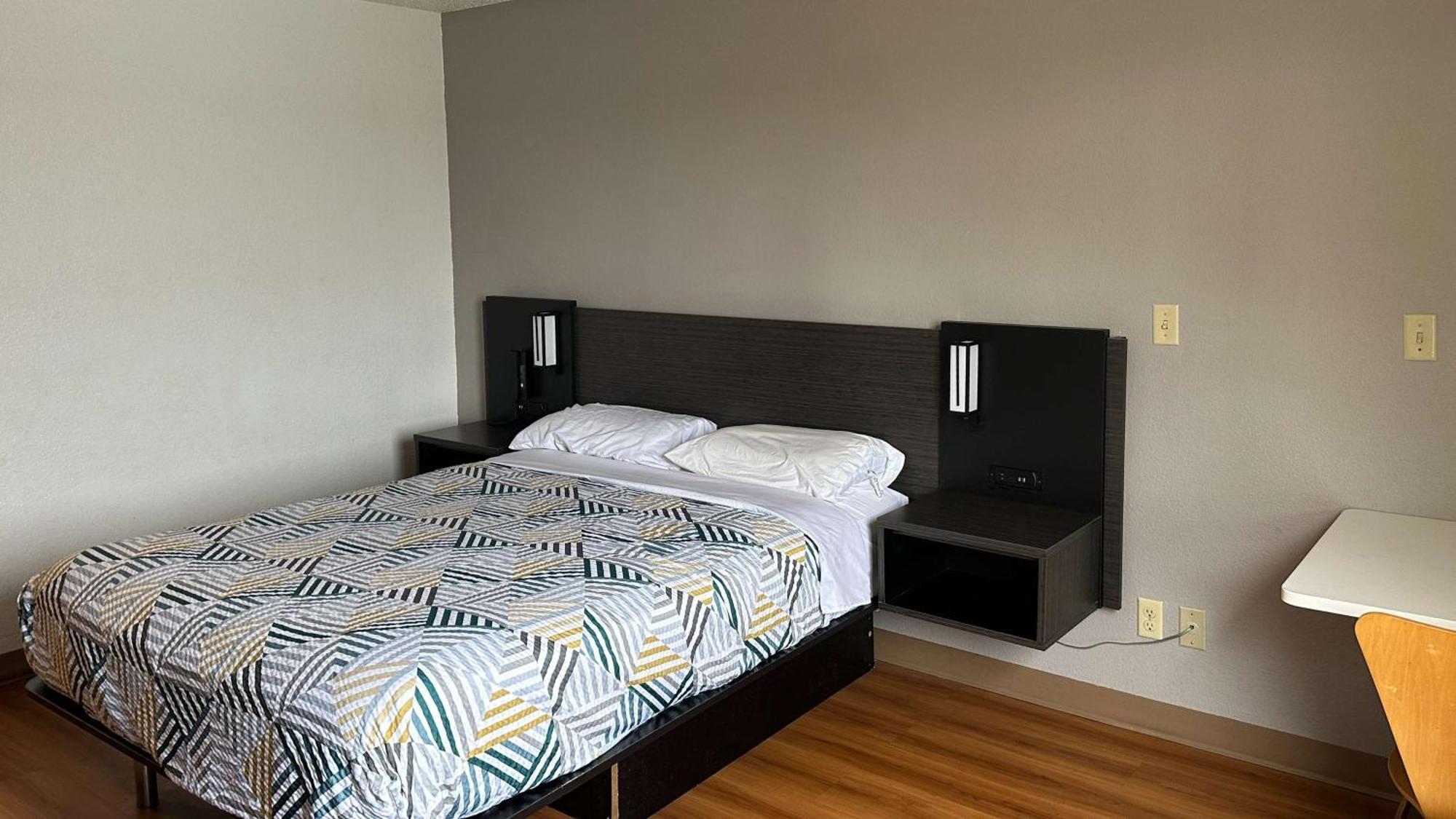 Hotel 6-waterloo, Ia