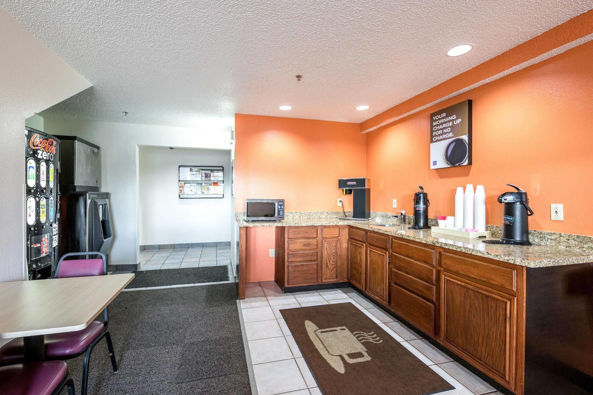 Hotel 6-waterloo, Ia 2*